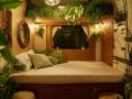 Comment choisir votre matelas pour transformer un camion en hébergement glamping écologique